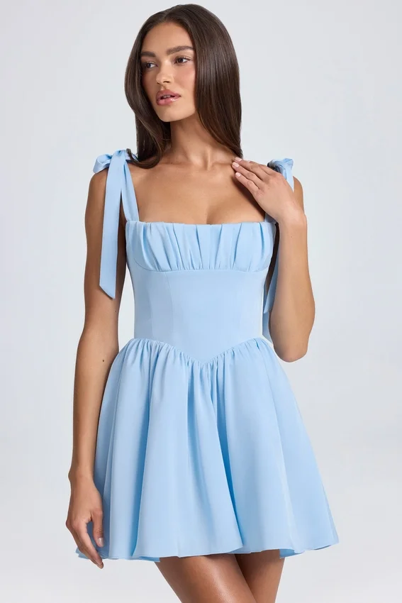 Vestido corto corsé drapeado Bellamy en azul polvo Vestido corto corsé drapeado Bellamy en azul polvo
