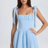 Vestido corto corsé drapeado Bellamy en azul polvo Vestido corto corsé drapeado Bellamy en azul polvo