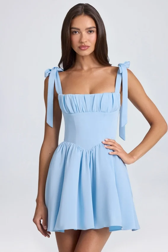 Vestido corto corsé drapeado Bellamy en azul polvo Vestido corto corsé drapeado Bellamy en azul polvo