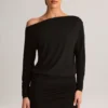 Vestido corto cruzado con hombros al aire Mira Modal en negro Vestido corto cruzado con hombros al aire Mira Modal en negro