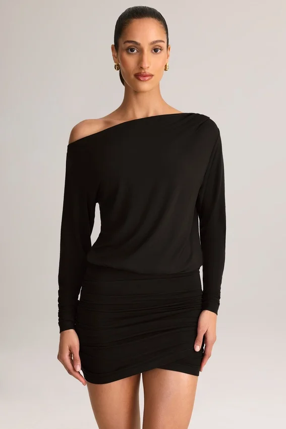 Vestido corto cruzado con hombros al aire Mira Modal en negro Vestido corto cruzado con hombros al aire Mira Modal en negro