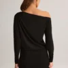 Vestido corto cruzado con hombros al aire Mira Modal en negro Vestido corto cruzado con hombros al aire Mira Modal en negro
