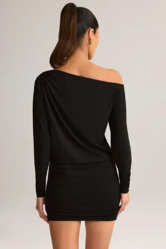 Vestido corto cruzado con hombros al aire Mira Modal en negro