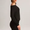 Vestido corto cruzado con hombros al aire Mira Modal en negro Vestido corto cruzado con hombros al aire Mira Modal en negro