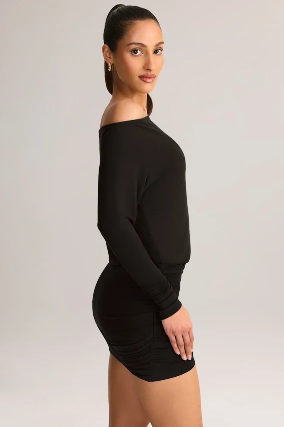 Vestido corto cruzado con hombros al aire Mira Modal en negro Vestido corto cruzado con hombros al aire Mira Modal en negro