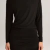 Vestido corto cruzado con hombros al aire Mira Modal en negro Vestido corto cruzado con hombros al aire Mira Modal en negro