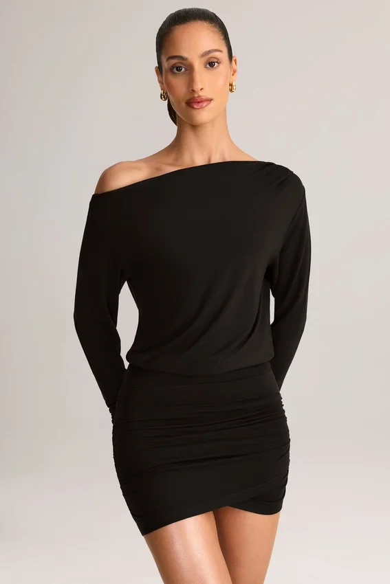Vestido corto cruzado con hombros al aire Mira Modal en negro Vestido corto cruzado con hombros al aire Mira Modal en negro
