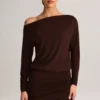 Vestido corto cruzado con hombros descubiertos Mira Modal en marrón chocolate Vestido corto cruzado con hombros descubiertos Mira Modal en marrón chocolate