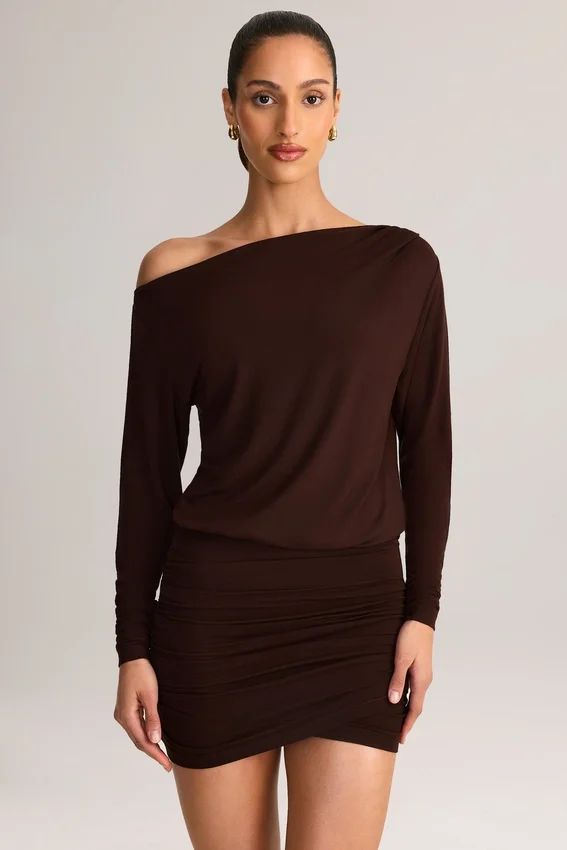 Vestido corto cruzado con hombros descubiertos Mira Modal en marrón chocolate Vestido corto cruzado con hombros descubiertos Mira Modal en marrón chocolate