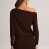 Vestido corto cruzado con hombros descubiertos Mira Modal en marrón chocolate Vestido corto cruzado con hombros descubiertos Mira Modal en marrón chocolate