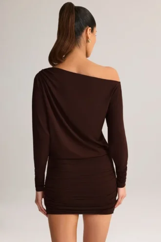 Vestido corto cruzado con hombros descubiertos Mira Modal en marrón chocolate