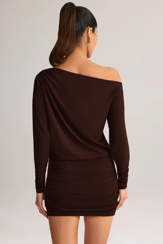 Vestido corto cruzado con hombros descubiertos Mira Modal en marrón chocolate Vestido corto cruzado con hombros descubiertos Mira Modal en marrón chocolate