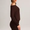 Vestido corto cruzado con hombros descubiertos Mira Modal en marrón chocolate Vestido corto cruzado con hombros descubiertos Mira Modal en marrón chocolate