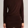 Vestido corto cruzado con hombros descubiertos Mira Modal en marrón chocolate Vestido corto cruzado con hombros descubiertos Mira Modal en marrón chocolate