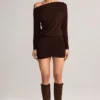 Vestido corto cruzado con hombros descubiertos Mira Modal en marrón chocolate Vestido corto cruzado con hombros descubiertos Mira Modal en marrón chocolate