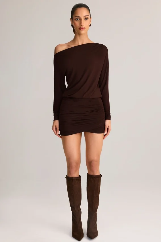 Vestido corto cruzado con hombros descubiertos Mira Modal en marrón chocolate Vestido corto cruzado con hombros descubiertos Mira Modal en marrón chocolate