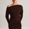 Vestido corto cruzado con hombros descubiertos Mira Modal en marrón chocolate Vestido corto cruzado con hombros descubiertos Mira Modal en marrón chocolate