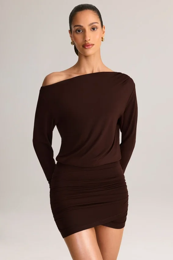 Vestido corto cruzado con hombros descubiertos Mira Modal en marrón chocolate Vestido corto cruzado con hombros descubiertos Mira Modal en marrón chocolate