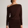 Vestido corto cruzado con hombros descubiertos Mira Modal en marrón chocolate Vestido corto cruzado con hombros descubiertos Mira Modal en marrón chocolate