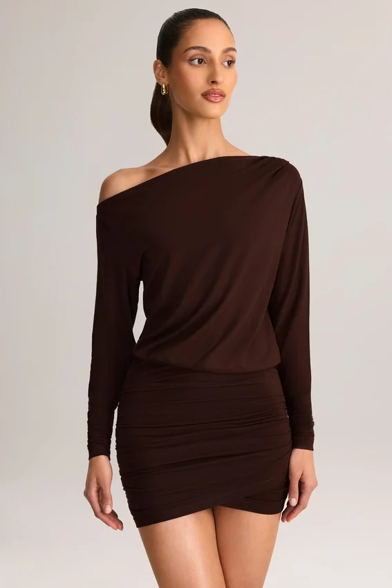 Vestido corto cruzado con hombros descubiertos Mira Modal en marrón chocolate Vestido corto cruzado con hombros descubiertos Mira Modal en marrón chocolate