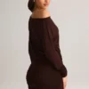 Vestido corto cruzado con hombros descubiertos Mira Modal en marrón chocolate Vestido corto cruzado con hombros descubiertos Mira Modal en marrón chocolate