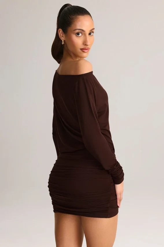 Vestido corto cruzado con hombros descubiertos Mira Modal en marrón chocolate Vestido corto cruzado con hombros descubiertos Mira Modal en marrón chocolate