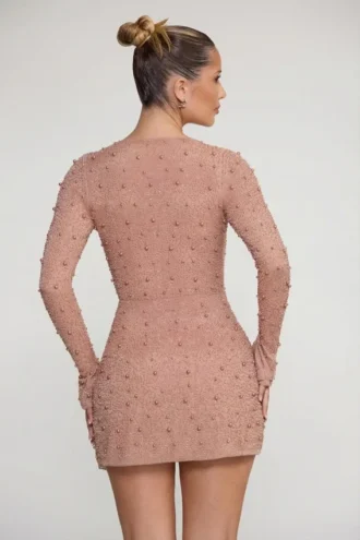 Vestido corto cruzado con vuelo en A Chelsea con adornos en color beige