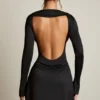 Vestido corto Darana con espalda abierta y corte en A drapeado en negro Vestido corto Darana con espalda abierta y corte en A drapeado en negro