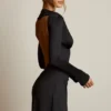 Vestido corto Darana con espalda abierta y corte en A drapeado en negro Vestido corto Darana con espalda abierta y corte en A drapeado en negro