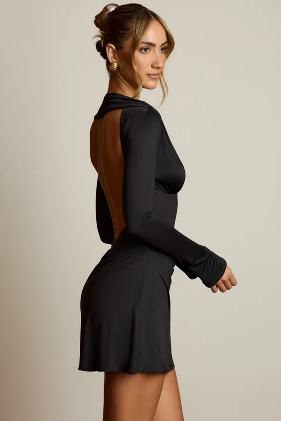 Vestido corto Darana con espalda abierta y corte en A drapeado en negro Vestido corto Darana con espalda abierta y corte en A drapeado en negro