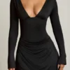 Vestido corto Darana con espalda abierta y corte en A drapeado en negro Vestido corto Darana con espalda abierta y corte en A drapeado en negro