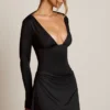 Vestido corto Darana con espalda abierta y corte en A drapeado en negro Vestido corto Darana con espalda abierta y corte en A drapeado en negro