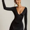 Vestido corto Darana con espalda abierta y corte en A drapeado en negro Vestido corto Darana con espalda abierta y corte en A drapeado en negro