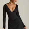 Vestido corto Darana con espalda abierta y corte en A drapeado en negro Vestido corto Darana con espalda abierta y corte en A drapeado en negro