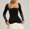 Vestido corto Darline con pliegues en capas y corte corsé en negro Vestido corto Darline con pliegues en capas y corte corsé en negro