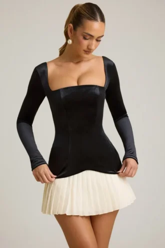 Vestido corto Darline con pliegues en capas y corte corsé en negro