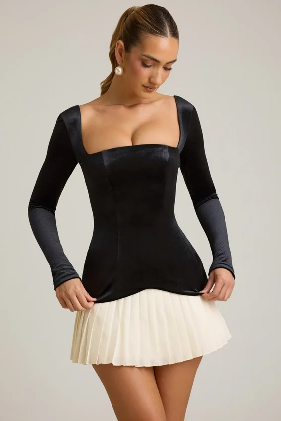 Vestido corto Darline con pliegues en capas y corte corsé en negro Vestido corto Darline con pliegues en capas y corte corsé en negro