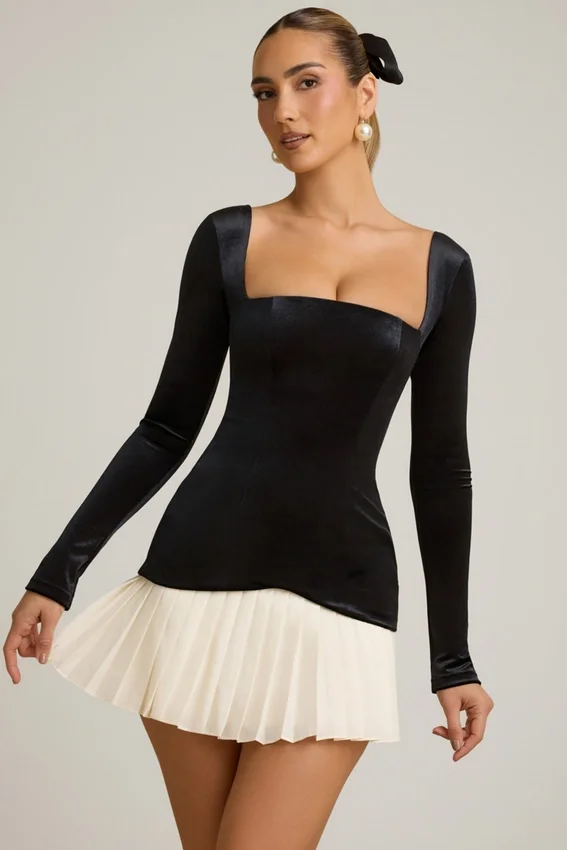 Vestido corto Darline con pliegues en capas y corte corsé en negro Vestido corto Darline con pliegues en capas y corte corsé en negro