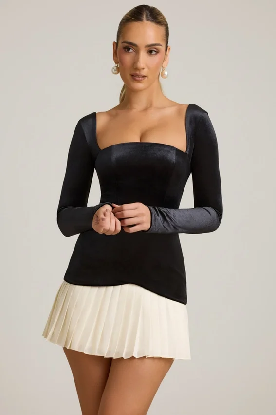 Vestido corto Darline con pliegues en capas y corte corsé en negro Vestido corto Darline con pliegues en capas y corte corsé en negro