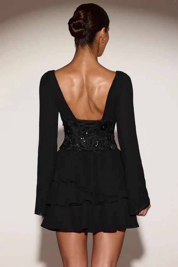 Vestido corto de corte A con adornos y corsé de gasa Reinara en negro Vestido corto de corte A con adornos y corsé de gasa Reinara en negro