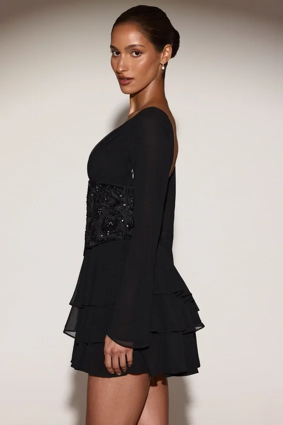 Vestido corto de corte A con adornos y corsé de gasa Reinara en negro Vestido corto de corte A con adornos y corsé de gasa Reinara en negro