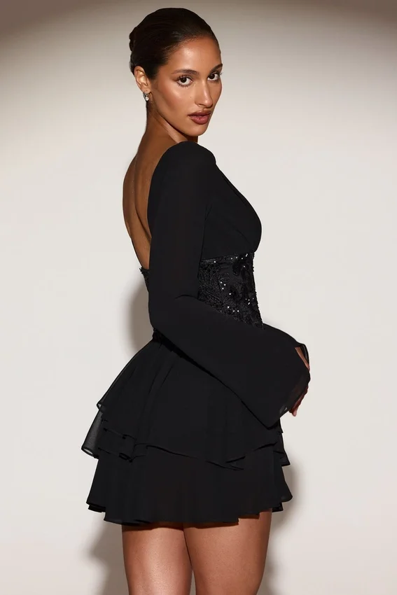 Vestido corto de corte A con adornos y corsé de gasa Reinara en negro Vestido corto de corte A con adornos y corsé de gasa Reinara en negro