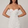 Vestido corto de corte A con bandeau y adornos Edita en blanco
