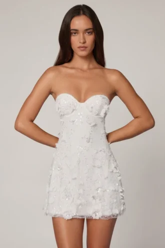 Vestido corto de corte A con bandeau y adornos Edita en blanco