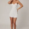 Vestido corto de corte A con bandeau y adornos Edita en blanco