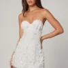 Vestido corto de corte A con bandeau y adornos Edita en blanco