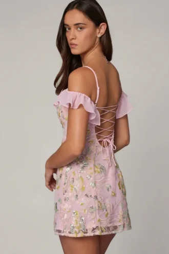 Vestido corto de corte A con cordones y adornos «Jacira» en rosa suave