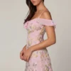 Vestido corto de corte A con cordones y adornos «Jacira» en rosa suave Vestido corto de corte A con cordones y adornos «Jacira» en rosa suave