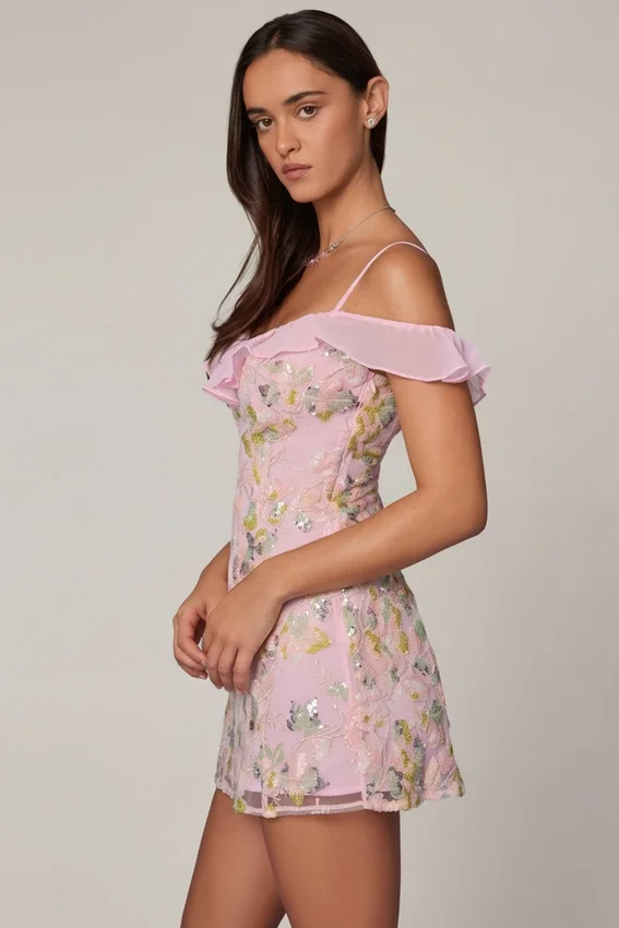 Vestido corto de corte A con cordones y adornos «Jacira» en rosa suave Vestido corto de corte A con cordones y adornos «Jacira» en rosa suave