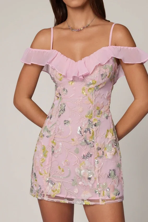 Vestido corto de corte A con cordones y adornos «Jacira» en rosa suave Vestido corto de corte A con cordones y adornos «Jacira» en rosa suave